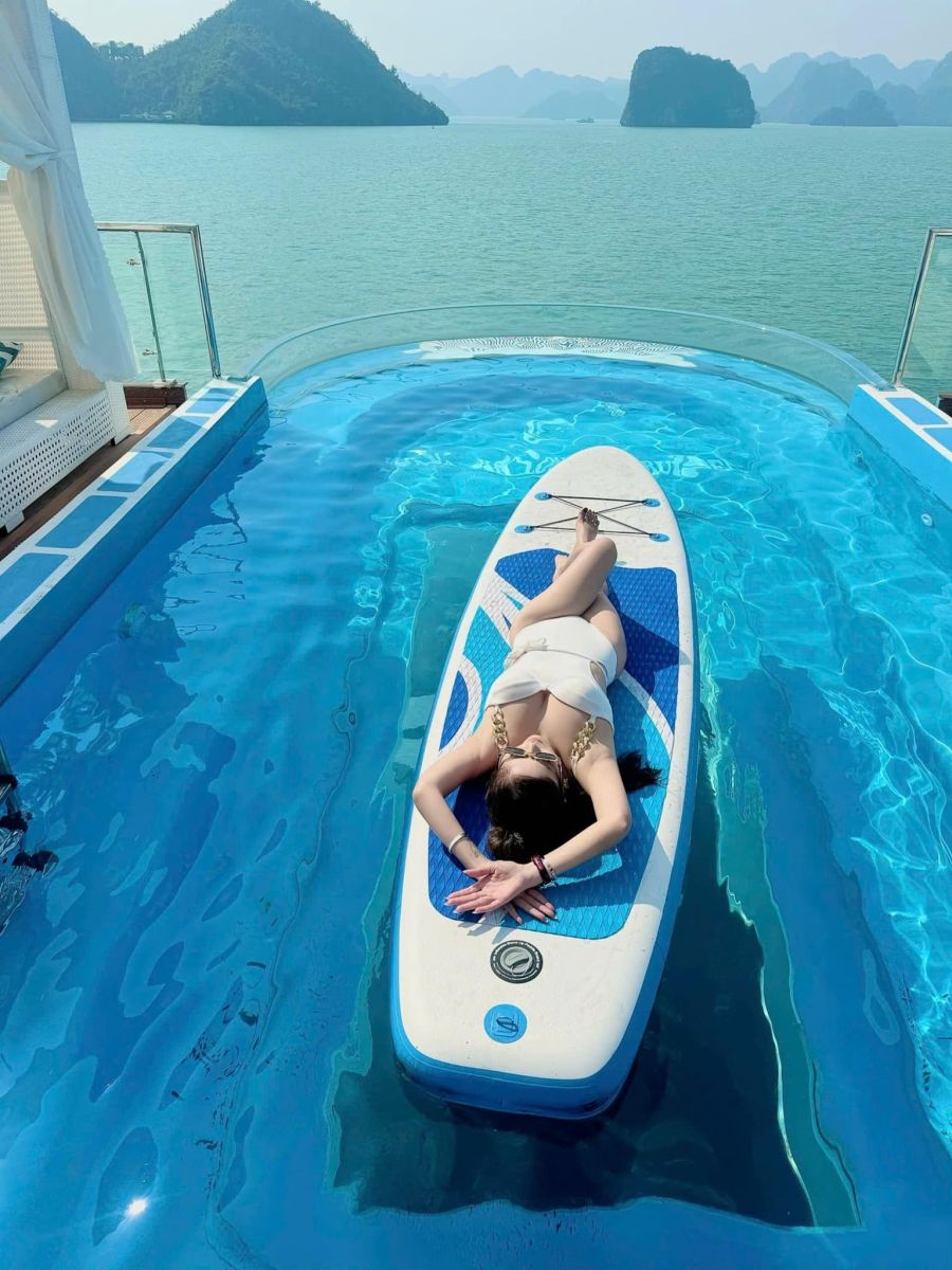 Du thuyền Luna Cruise - bể bơi đáy kính